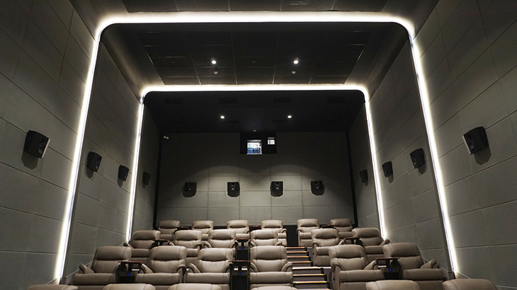 Bioskop Personal: Teknologi 'Adaptive Cinema' yang Mengubah Ending dan Adegan Berdasarkan Reaksi Emosional Penonton di Ruang Theater