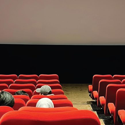 Bioskop Mulai Sepi, Rumah Nonton Bareng Bangkit: Fenomena 'Cinema Gathering' 2026, Saat Generasi Muda Lebih Pilih Nonton Film di Rumah Teman daripada di Bioskop