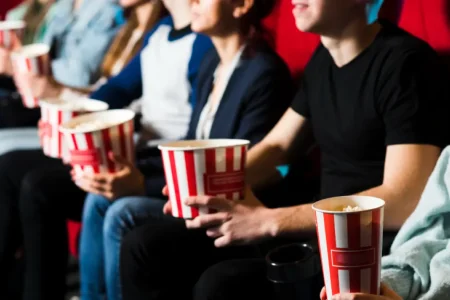 Lupakan Bioskop Konvensional: Mengapa April 2026 Menjadi Akhir dari Era Menonton Film Sebagai Penonton Pasif